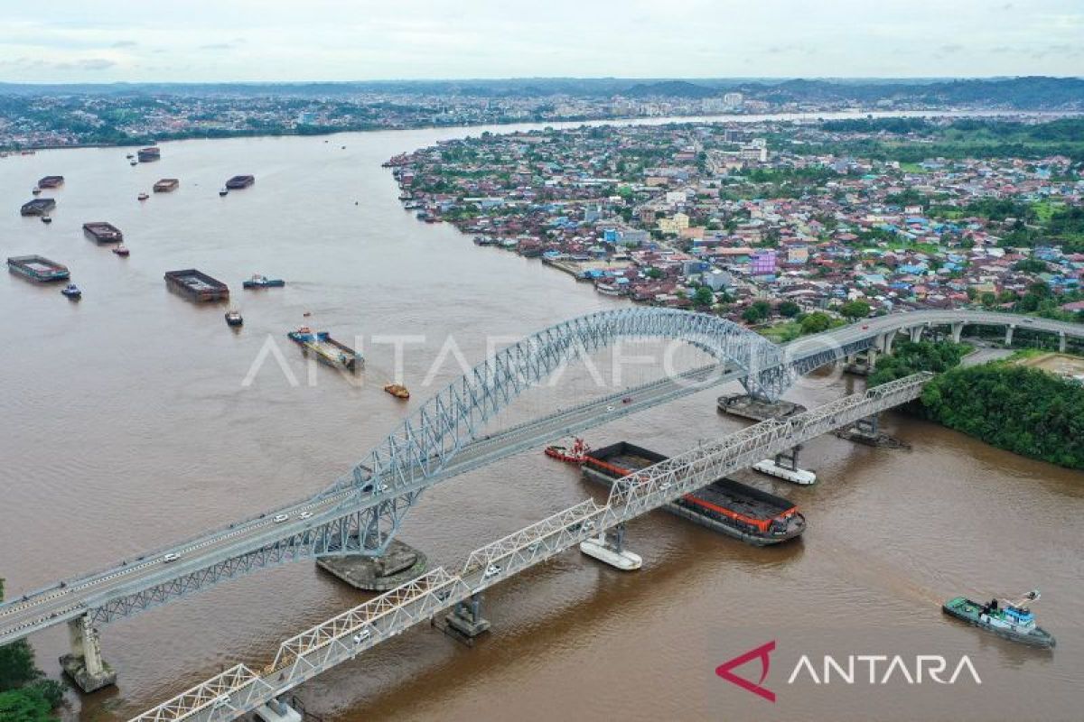 Jembatan Mahakam ditutup untuk investigasi dampak ditabrak tongkang