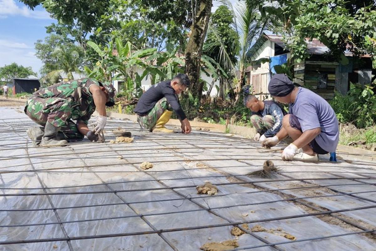 Satgas TMMD 123 Kodim Tarakan Bersama Warga Rangkai Besi Cor Semenisasi Jalan