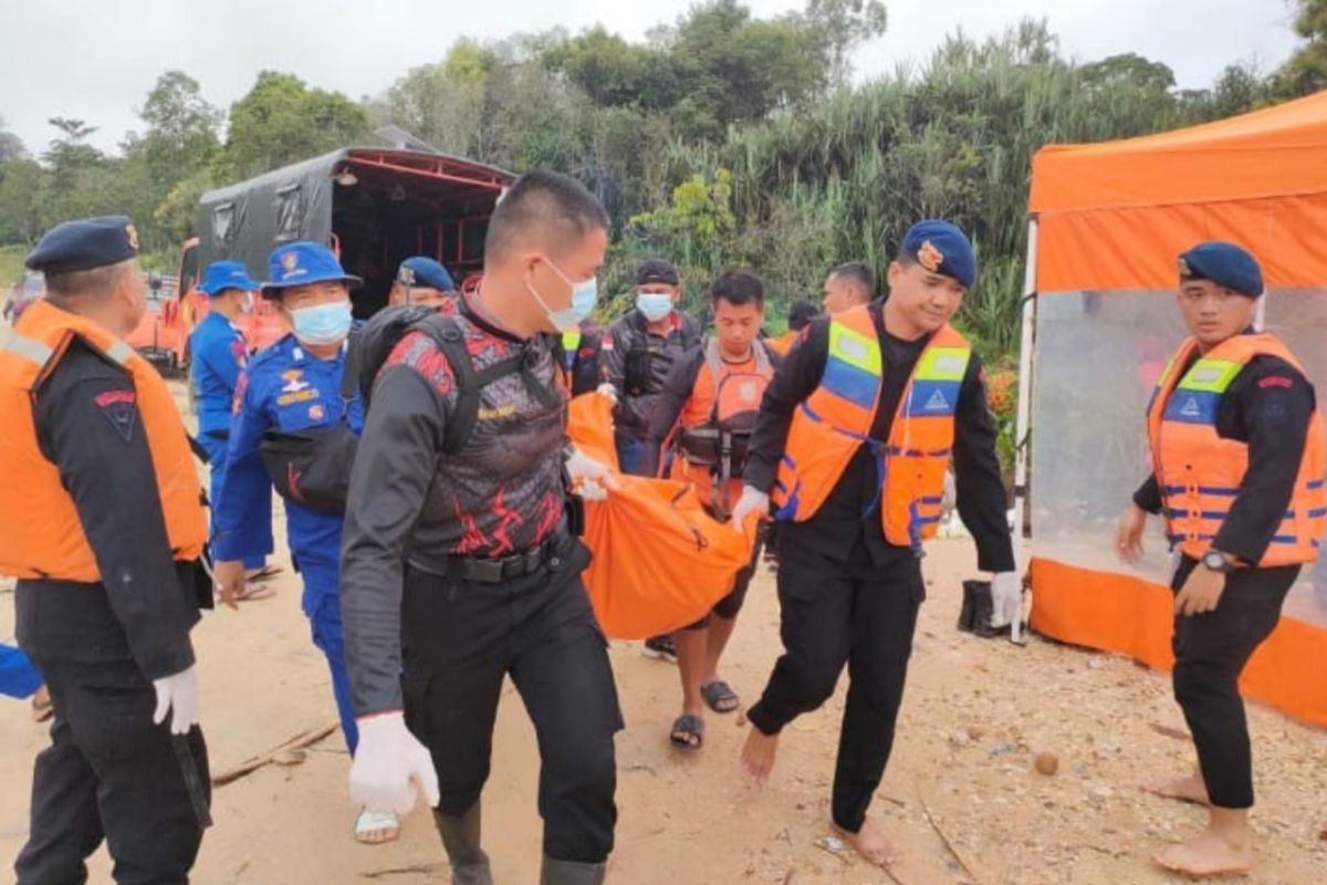 15 orang tewas dalam kecelakaan truk jatuh ke sungai di Pelalawan Riau