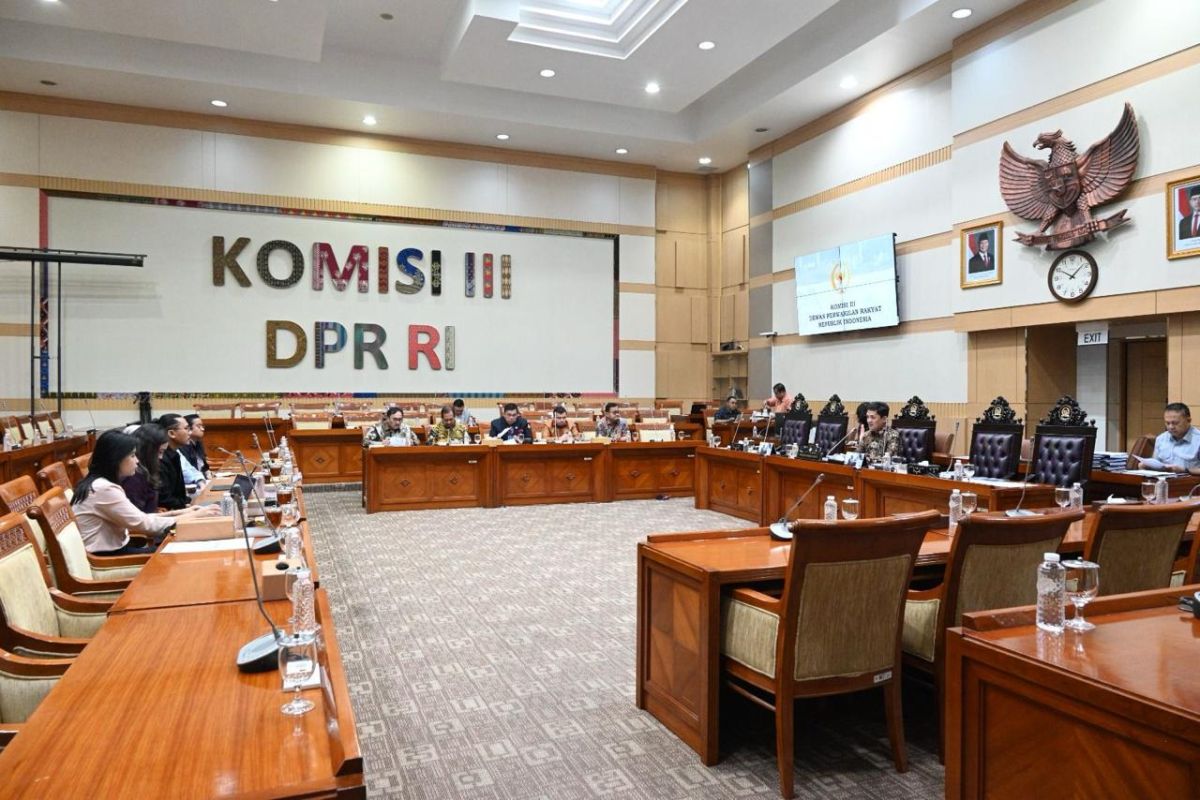 Komisi III DPR minta Bawas MA dan KY usut kejanggalan kasus Alex Denni