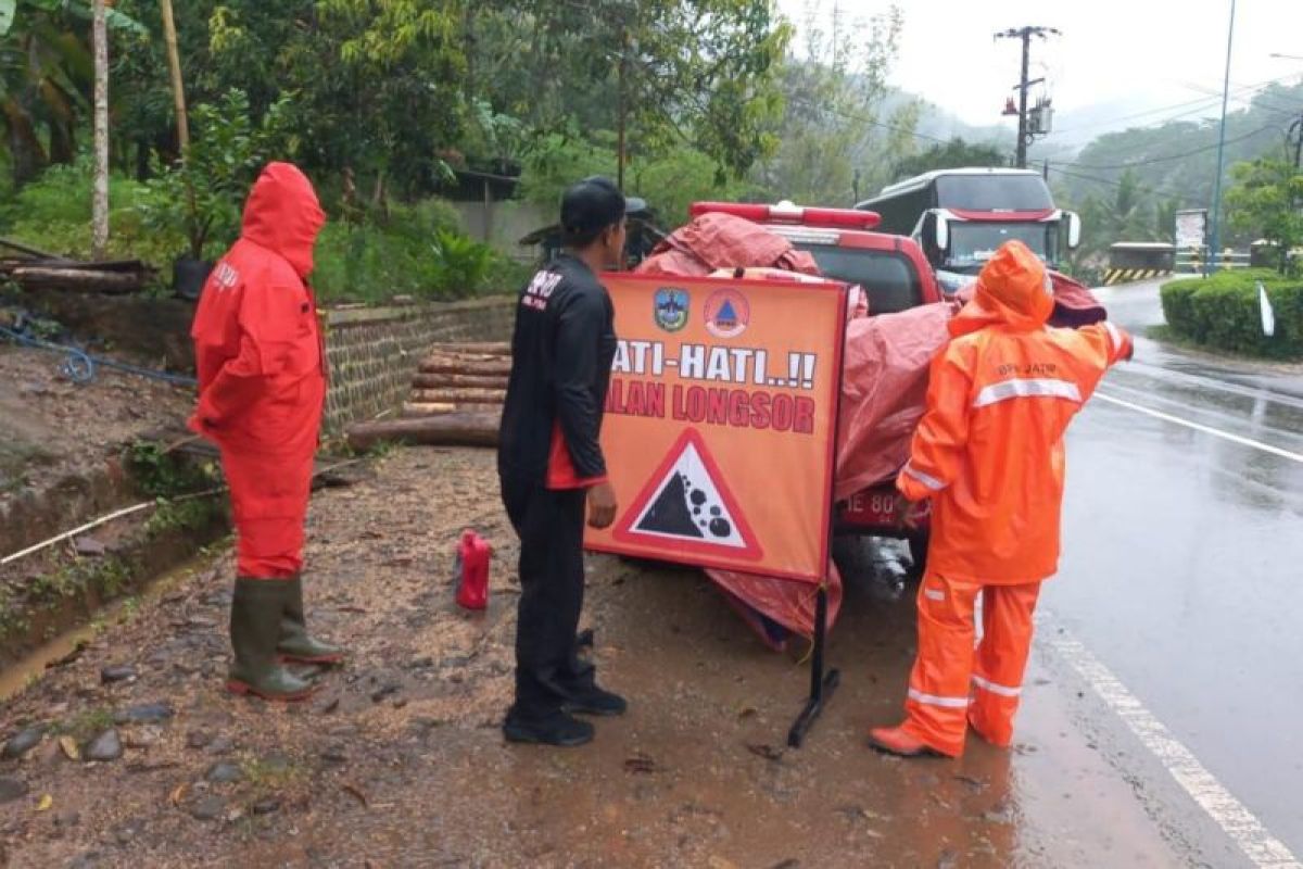 Longsor dua kali terjang jalur Ponorogo-Pacitan, lalu lintas terganggu