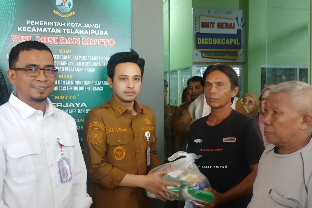 OJK salurkan bantuan sembako ke warga terdampak banjir di Kota Jambi