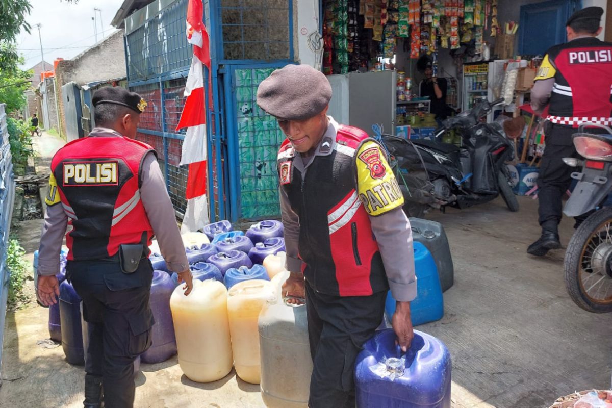 Ratusan botol miras di Cirebon disita dalam razia jelang Ramadhan
