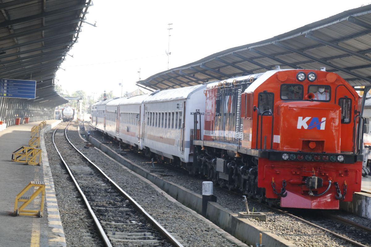 KAI Palembang siapkan 43 unit kereta untuk angkutan Lebaran 2025