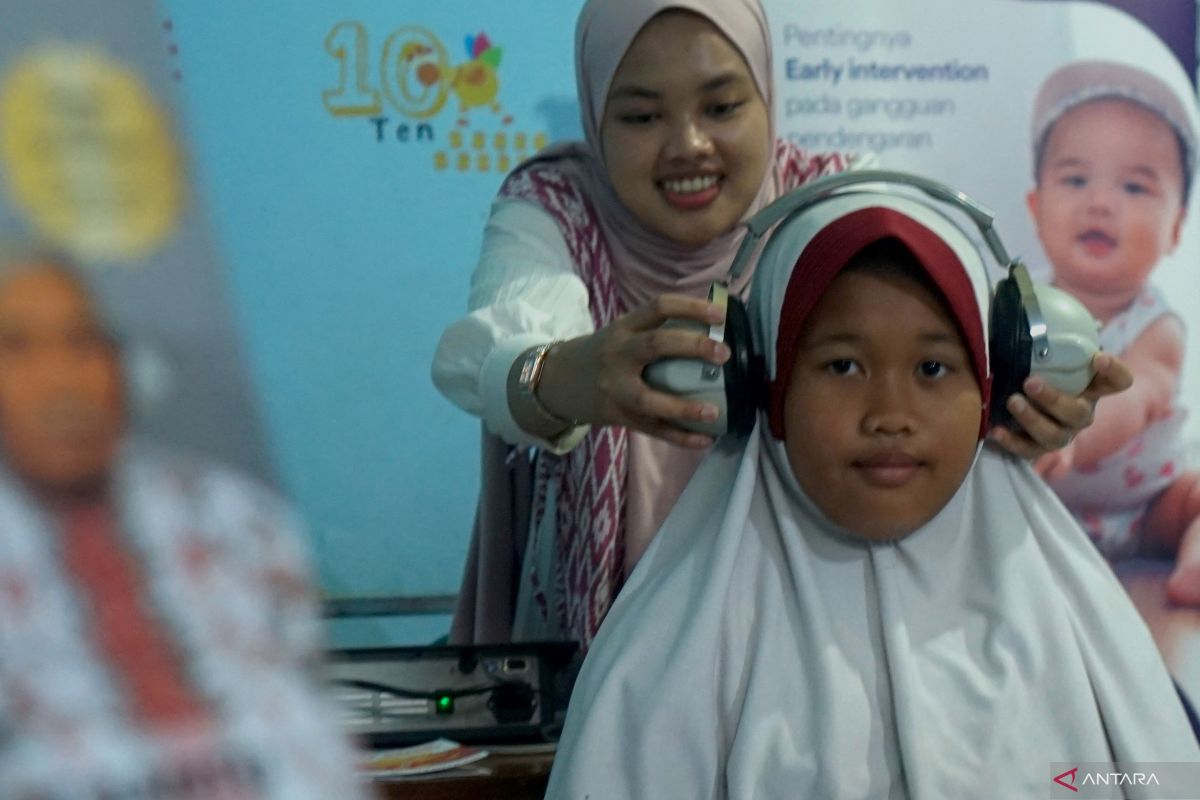 Dokter sarankan merawat kesehatan pendengaran dengan cara 60-60