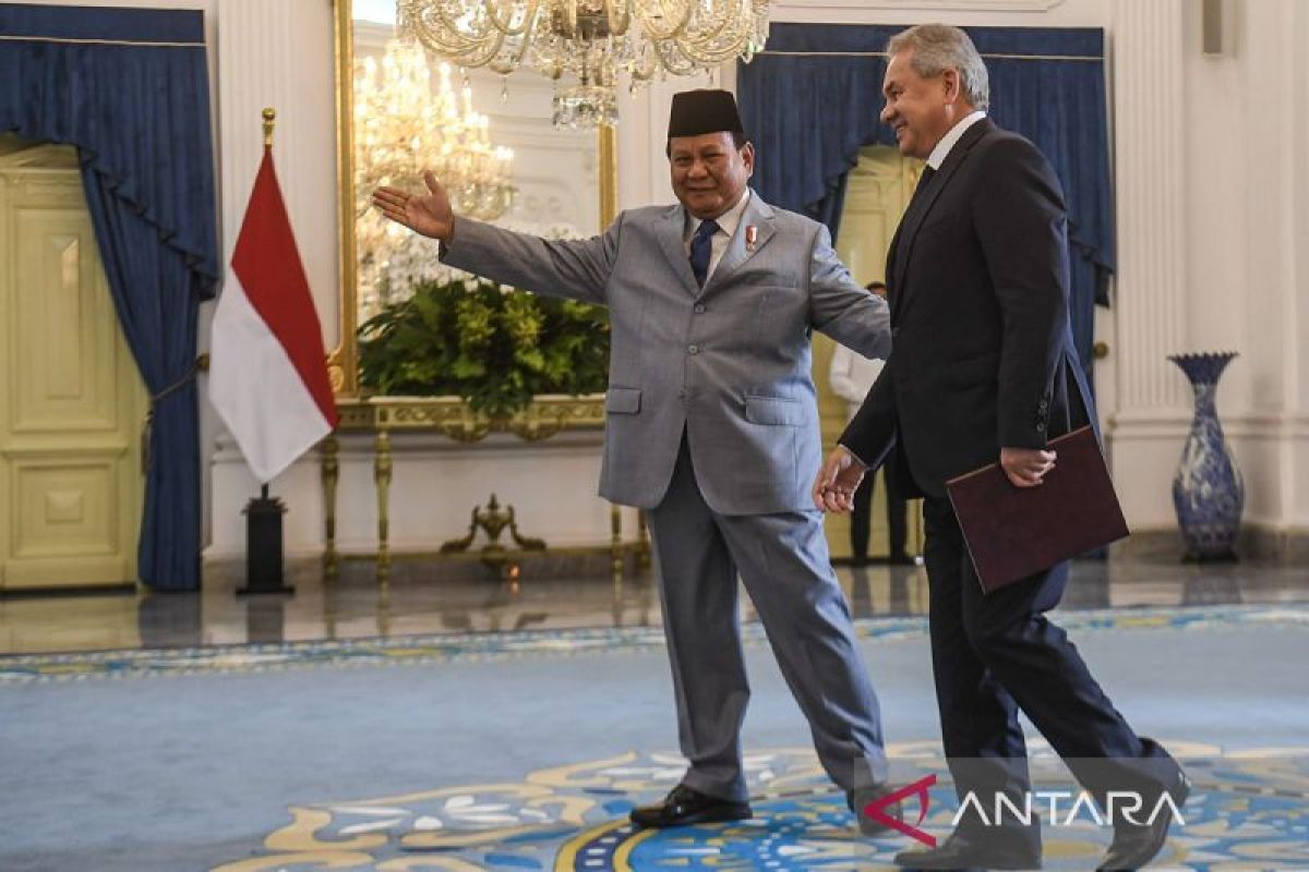 Indonesia's Prabowo welcomes Russia's Shoigu at Presidential Palace