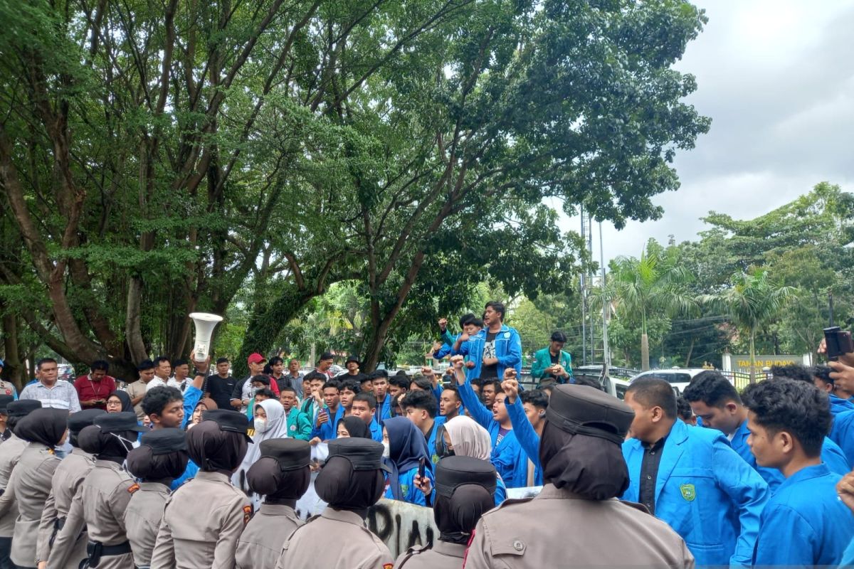 Mahasiswa demo di DPRD Riau protes kebijakan efisiensi