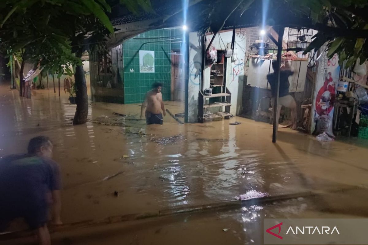 BNPB: Petugas dirikan tenda pengungsian bagi korban banjir di Surakarta