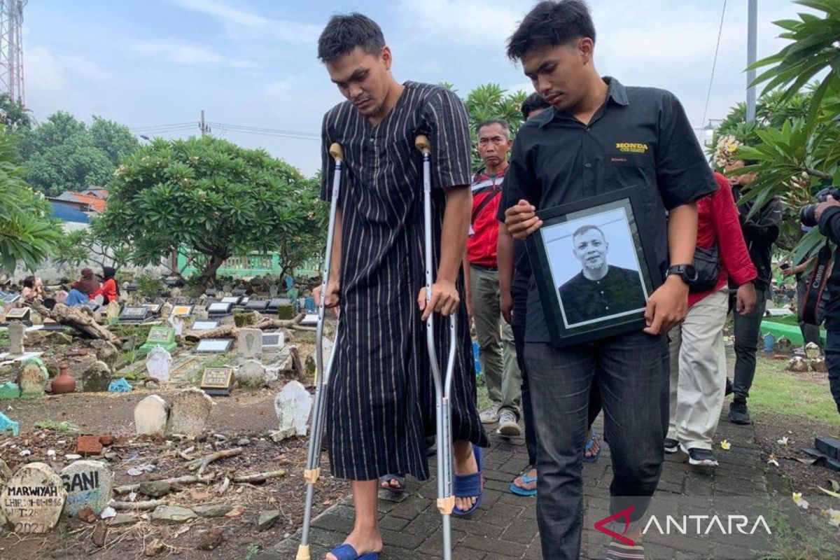 Bonek dan eks pemain Persebaya mengiringi pemakaman Bejo Sugiantoro