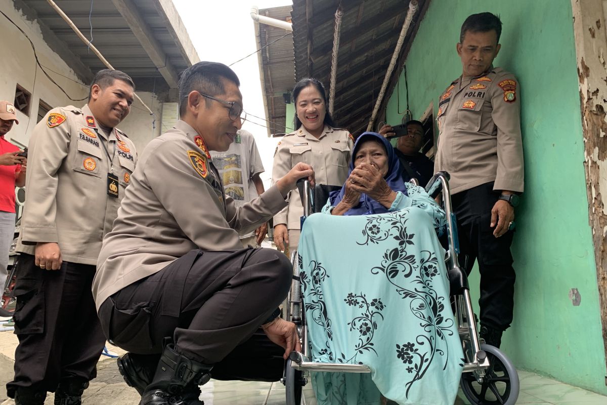 Lansia di Cilincing haru terima bantuan kursi roda dari Kapolres Jakut