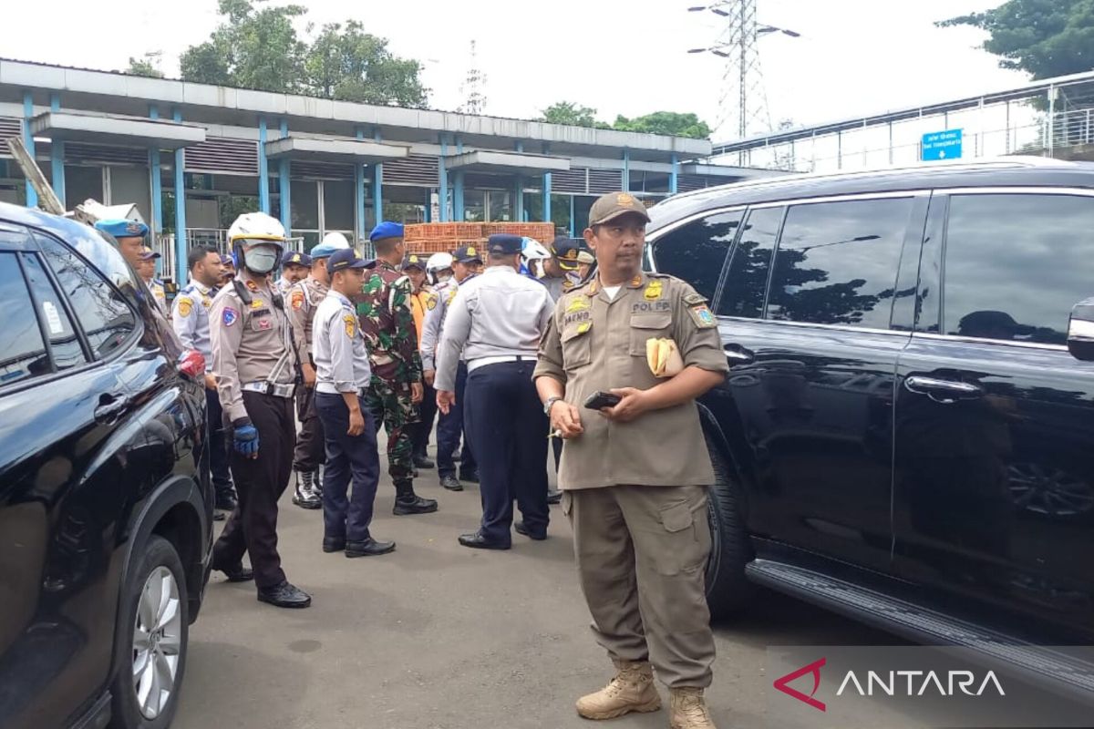 Personel gabungan tindak 11 kendaraan yang parkir liar di Jaktim