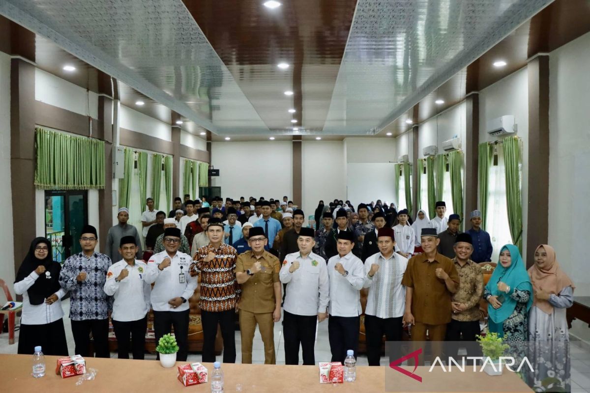 Asisten III Setda Kampar siakan generasi paham kitab kuning