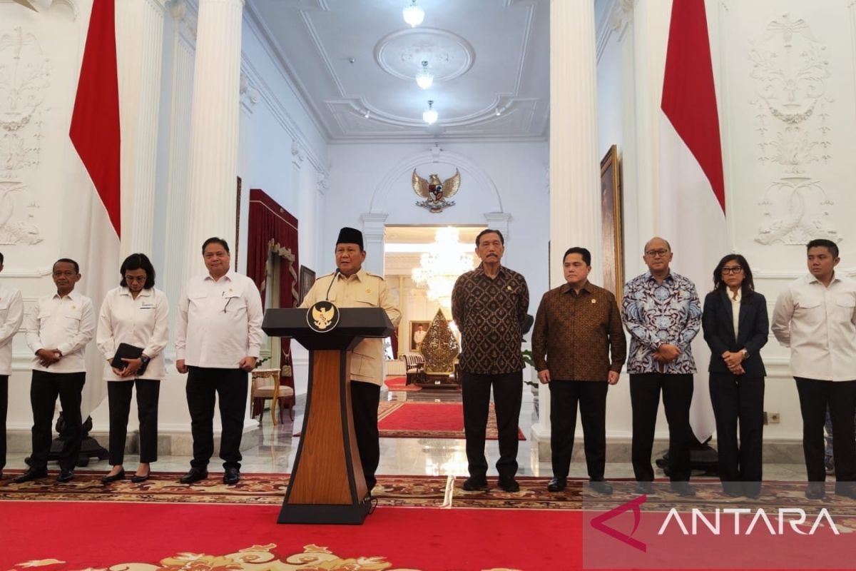 Presiden Prabowo Subianto resmikan layanan bank emas pertama di Indonesia