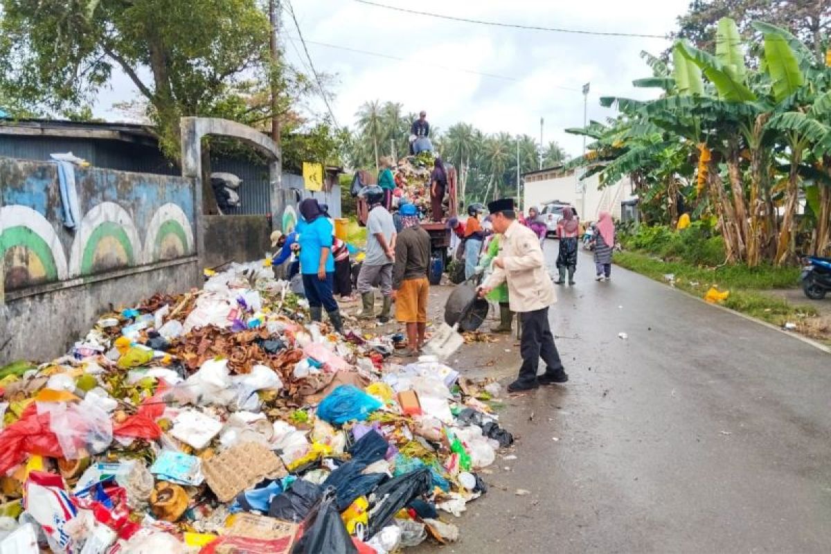 DLH Natuna gotong royong bersihkan sampah menumpuk di TPS