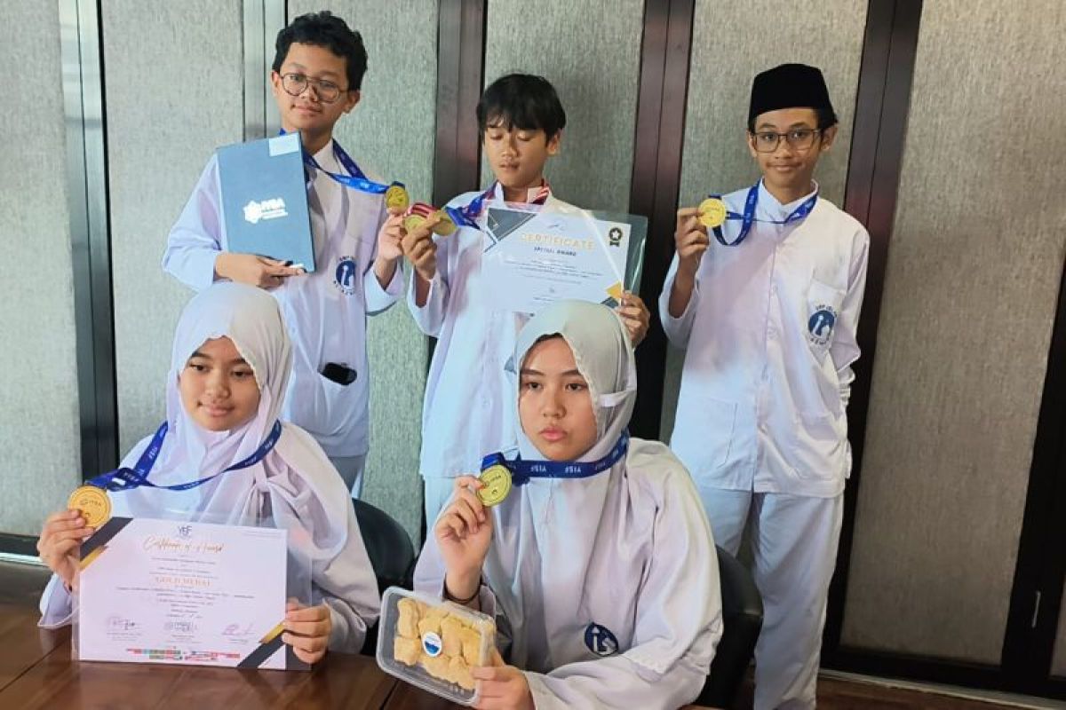 Siswa SMP Islam Al-Azhar raih medali emas kompetisi internasional