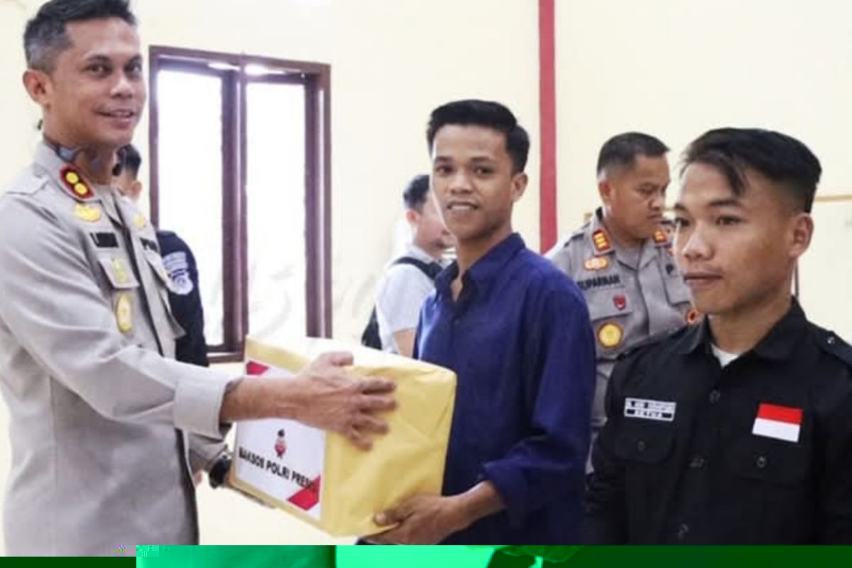 Polres Majene bagikan 200 paket sembako ramadhan