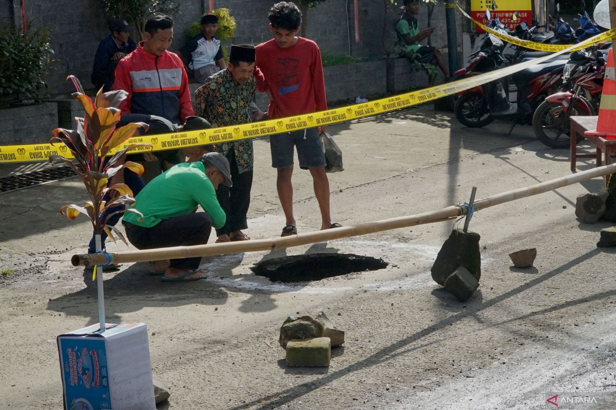 Sinkhole muncul di jalan raya Selingkar Wilis Sendang Tulungagung