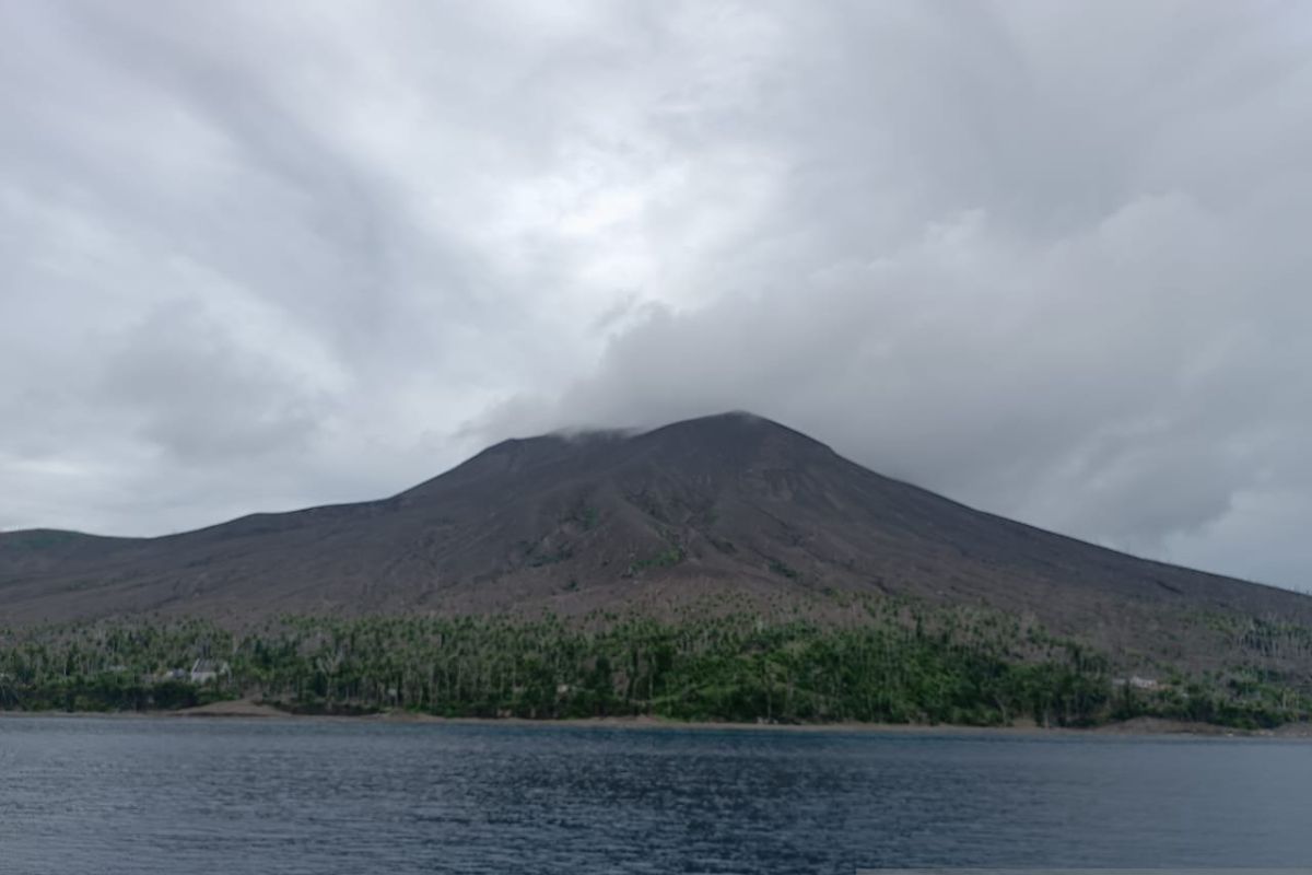 Badan Geologi minta warga waspada lontaran material pijar Gunung Ruang