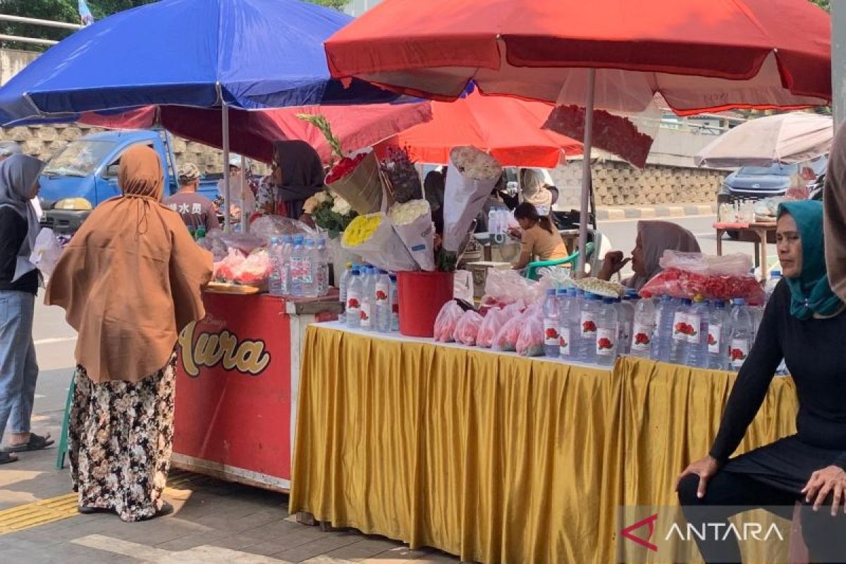 Penjual bunga di TPU Karet Bivak raup untung jelang Ramadhan