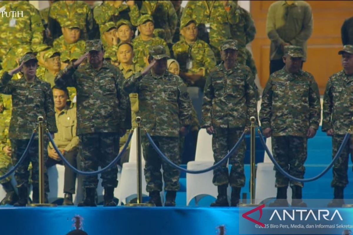 Prabowo, SBY, Jokowi hingga Puan saksikan defile parade senja di Akmil