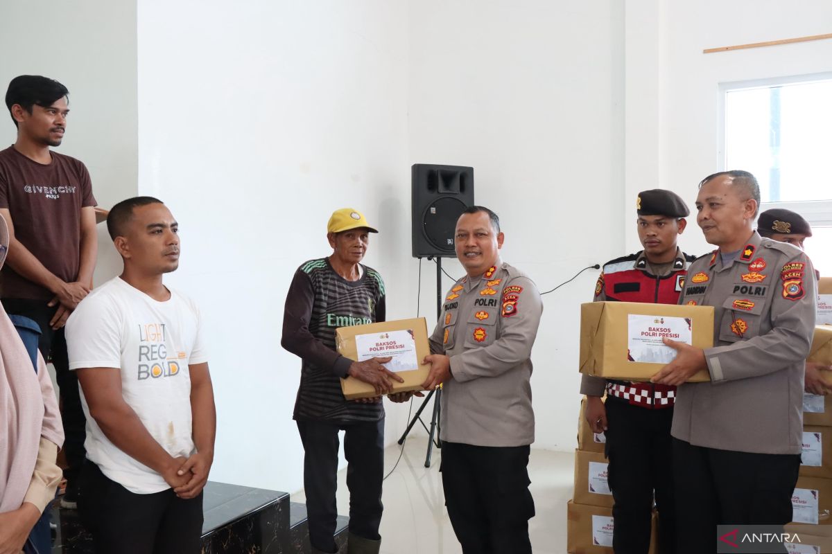 Polres Aceh Besar bagikan 100 paket sembako dalam baksos Polri presisi