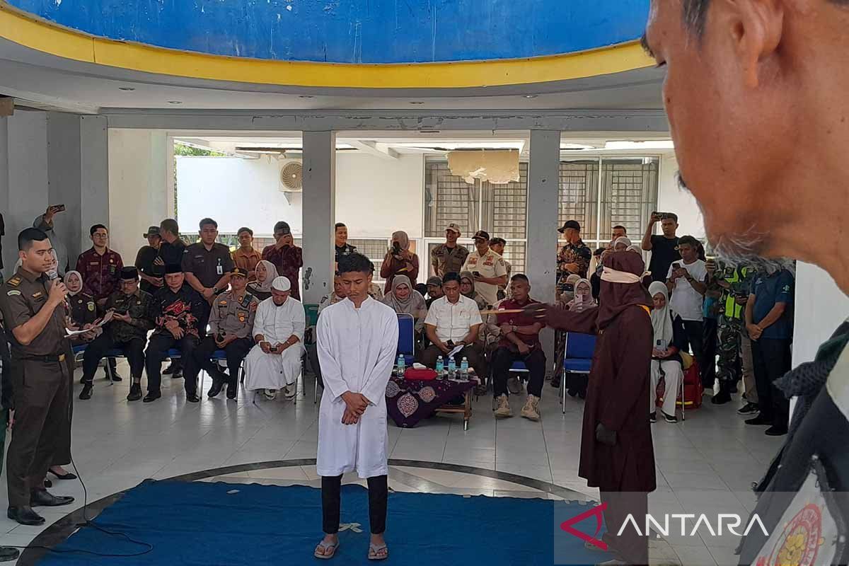 Kejari Banda Aceh eksekusi cambuk dua terpidana pasangan gay