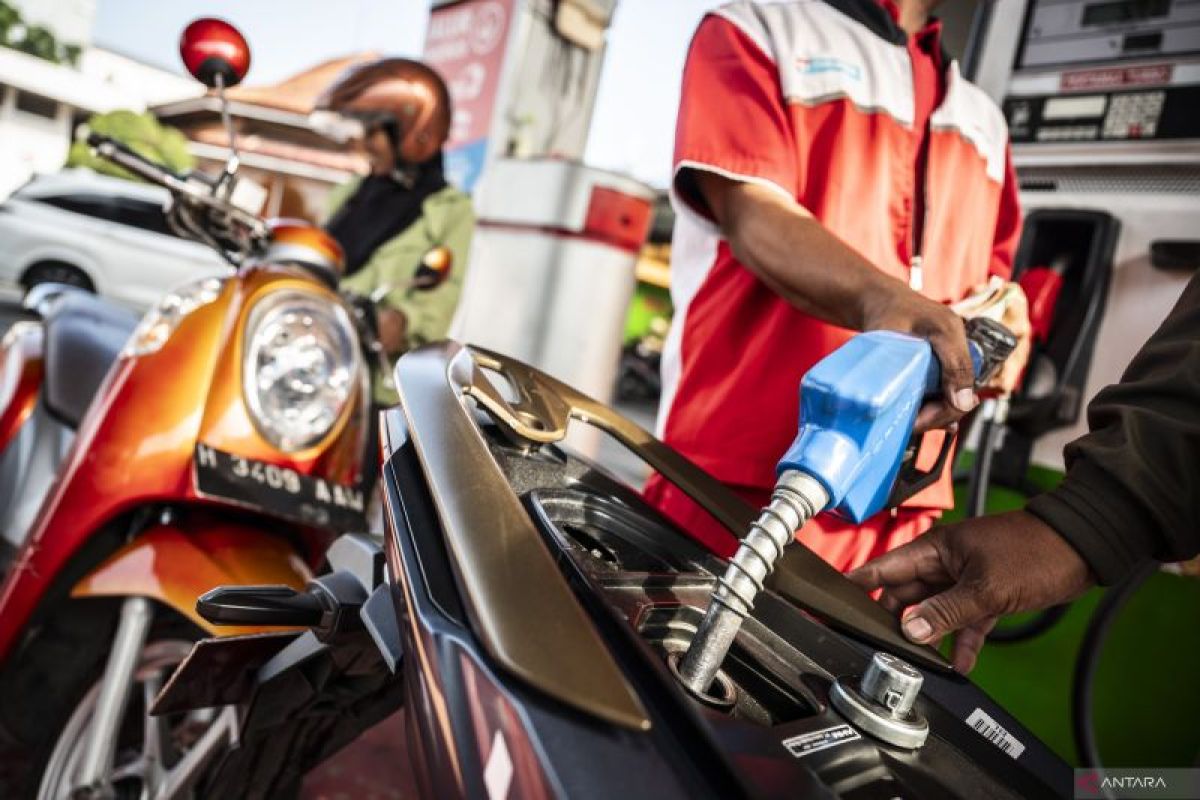 Indonesian govt backs probe into Pertamina fuel adulteration case