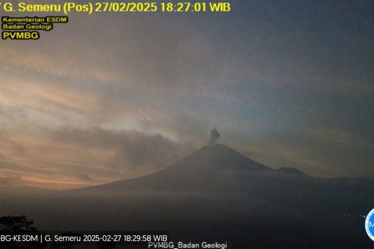 Gunung Semeru erupsi dengan letusan setinggi 900 meter di atas puncak