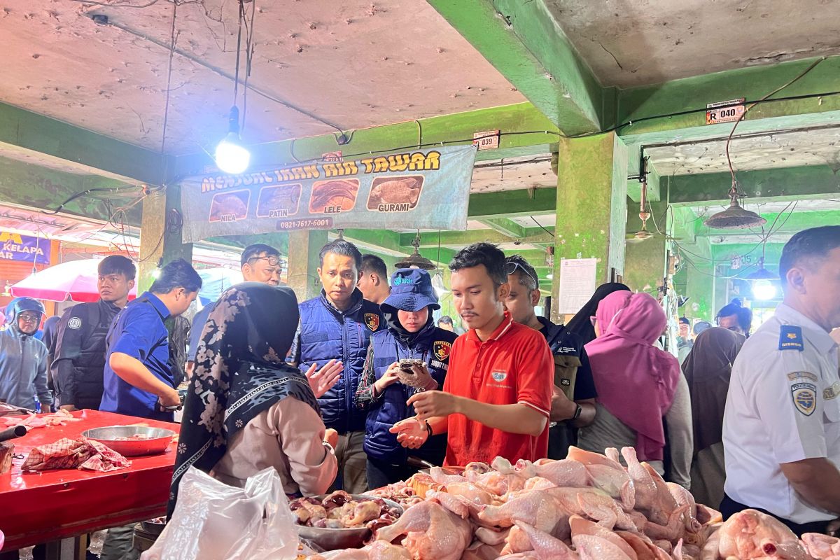 Satgas Pangan Polda Babel turut serta cek harga dan stok bapok di Pasar Tradisional Pangkalpinang