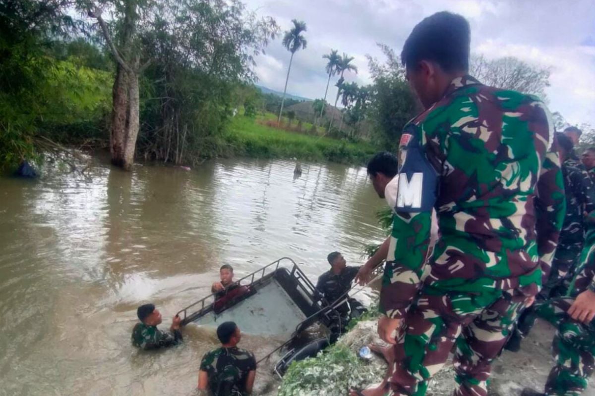 Personel Lanud SIM Aceh selamatkan warga yang tercebur ke sungai