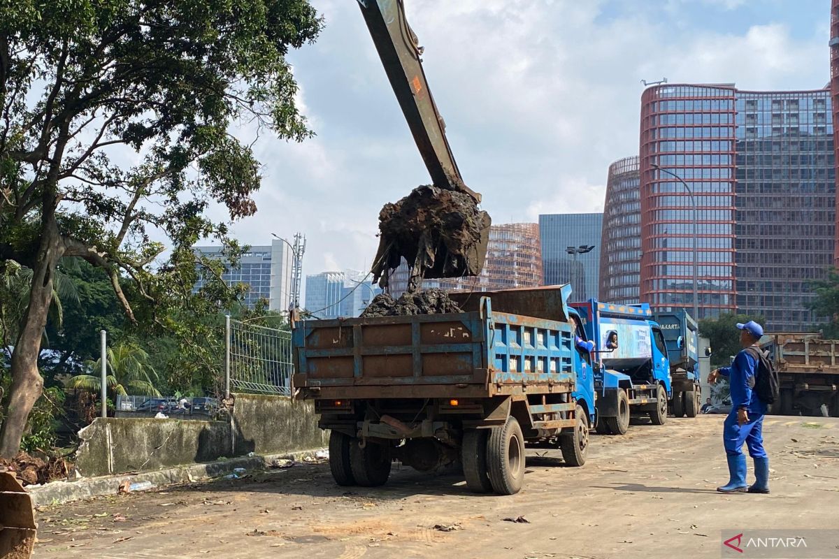 Jaksel buang lumpur hasil keruk Kali Grogol ke Ancol