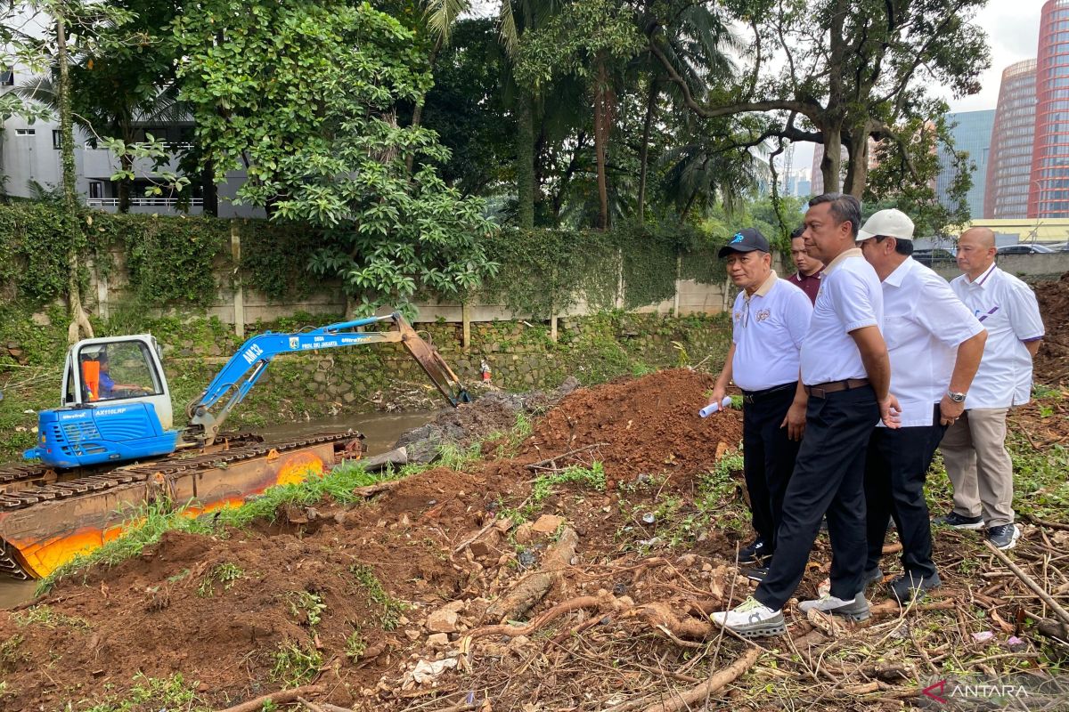 Jaksel ingatkan warga jangan buang sampah sembarangan agar tak banjir