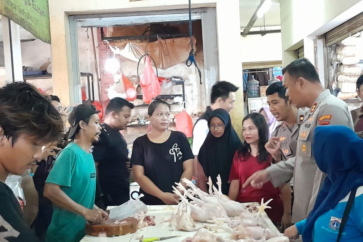 Polisi cek harga kebutuhan pokok di Kelapa Gading jelang Ramadhan