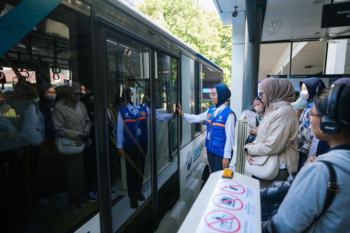 Transjakarta izinkan penumpang berbuka puasa di dalam bus