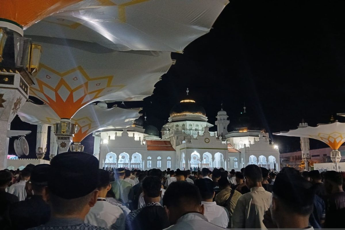 Ribuan jamaah penuhi Masjid Raya Baiturrahman untuk tarawih perdana