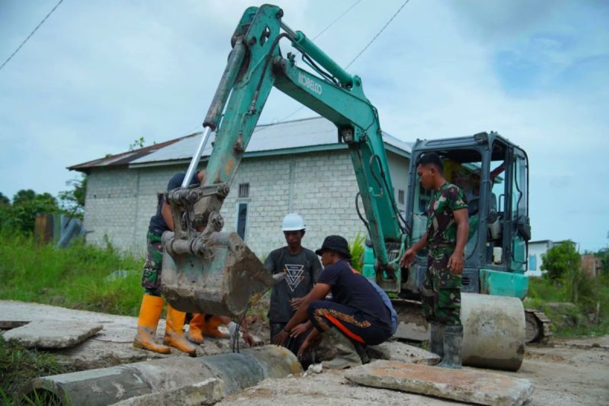 Satgas TMMD 123 Kodim 0907/Trk dan Warga Pasang Gorong - Gorong