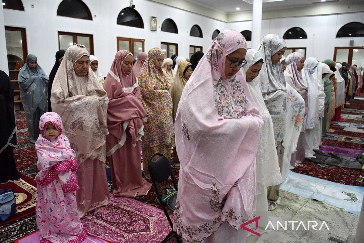 Seribuan jamaah salat tarawih perdana di Masjid Al-Azhar