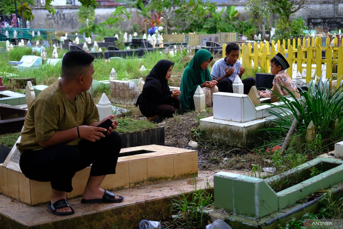 5 cara berbakti kepada orang tua meskipun mereka telah tiada