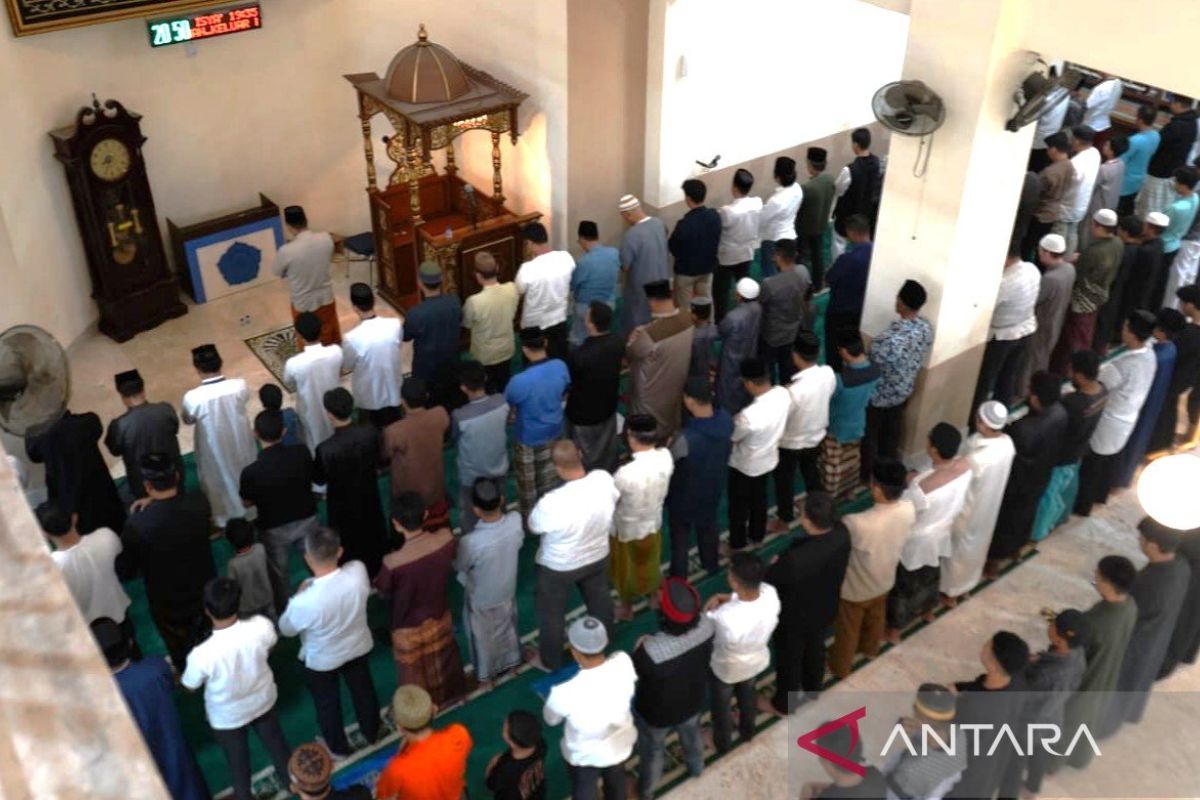 Umat muslim di Makassar padati masjid shalat tarawih perdana