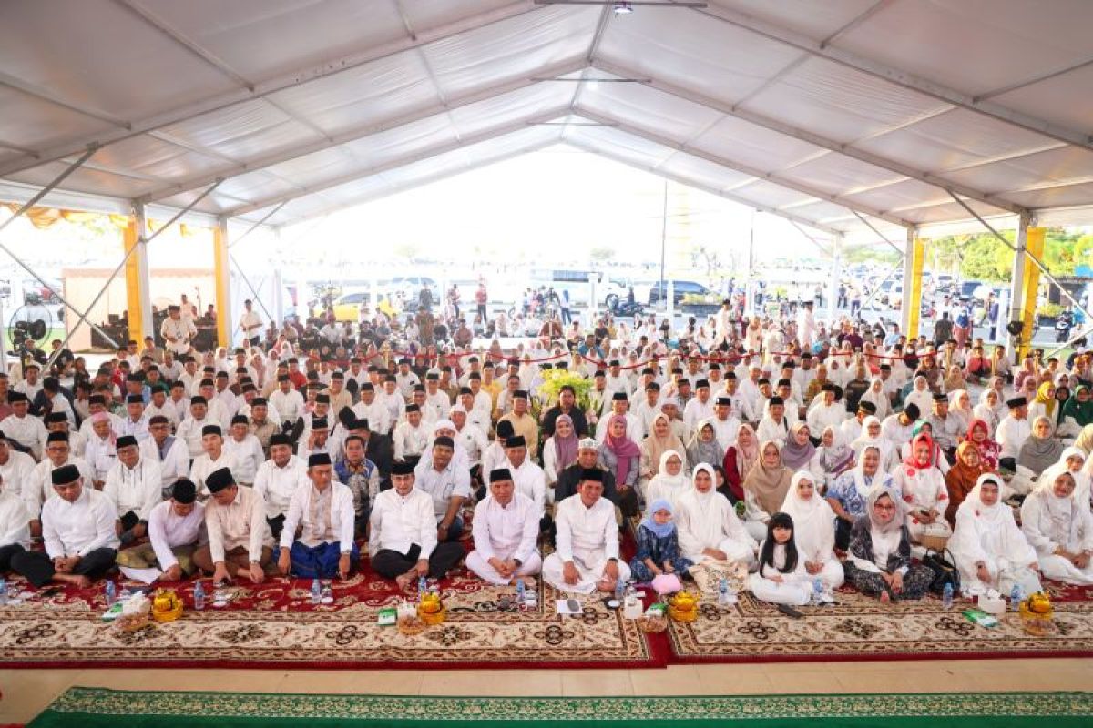 Gubernur Ansar dan Wagub Nyanyang berbuka puasa bersama ribuan masyarakat