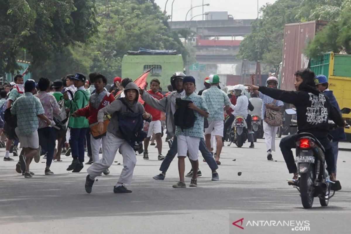Polisi tangkap pelaku tawuran bersenjata tajam di rel kereta Ciputat