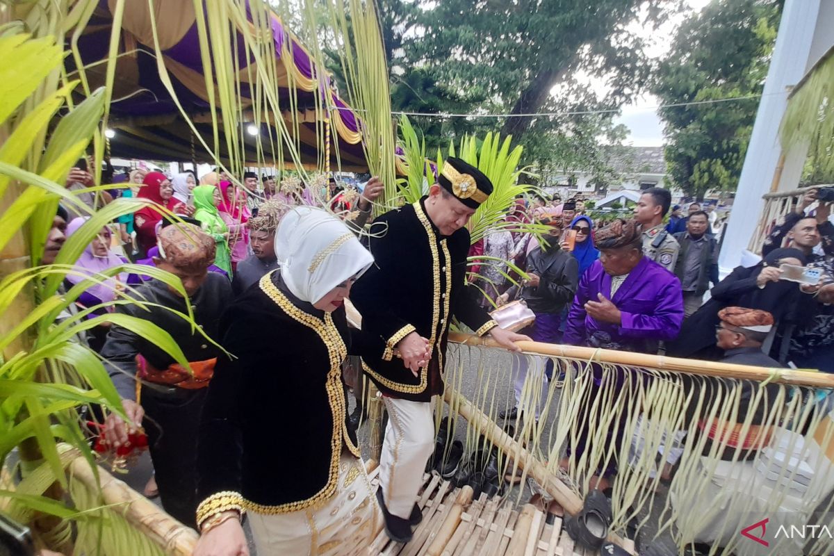 Gusnar Ismail diantar secara adat menempati rumah dinas gubernur