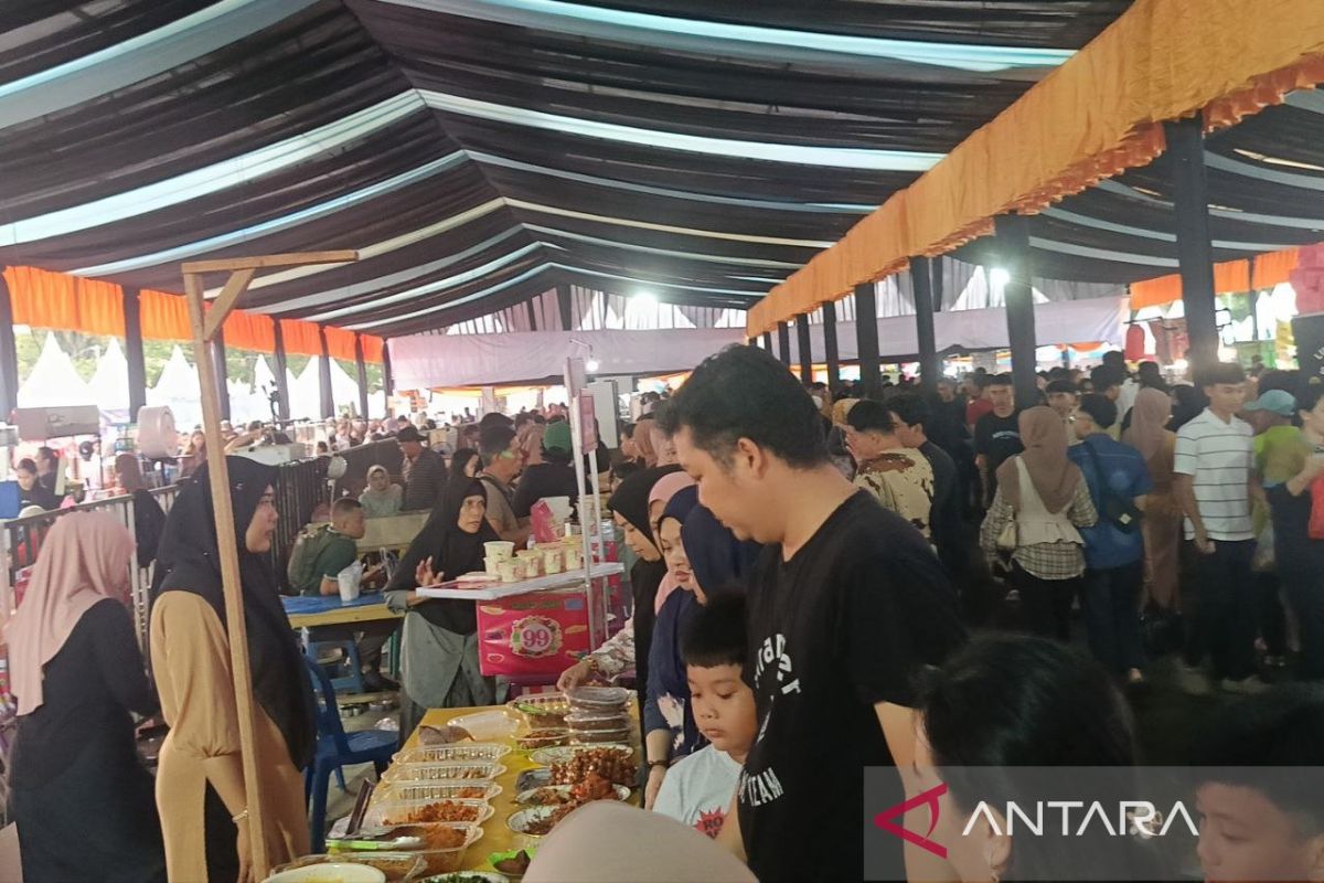 Warga Samarinda ramai berburu takjil di Pasar Ramadhan GOR Segiri