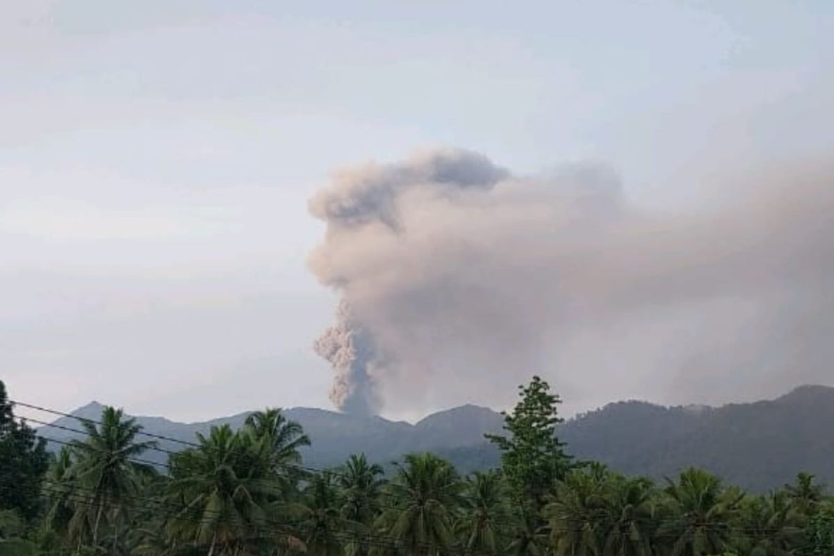 Gunung Dukono erupsi setinggi 2.000 meter