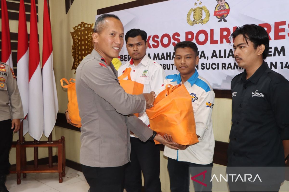 Polres Aceh Barat salurkan bantuan 100 paket Ramadhan untuk mahasiswa