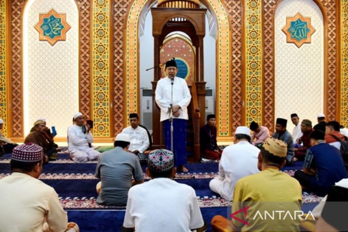 Gubernur Gusnar laksanakan salat subuh di Masjid Agung Baiturrahim