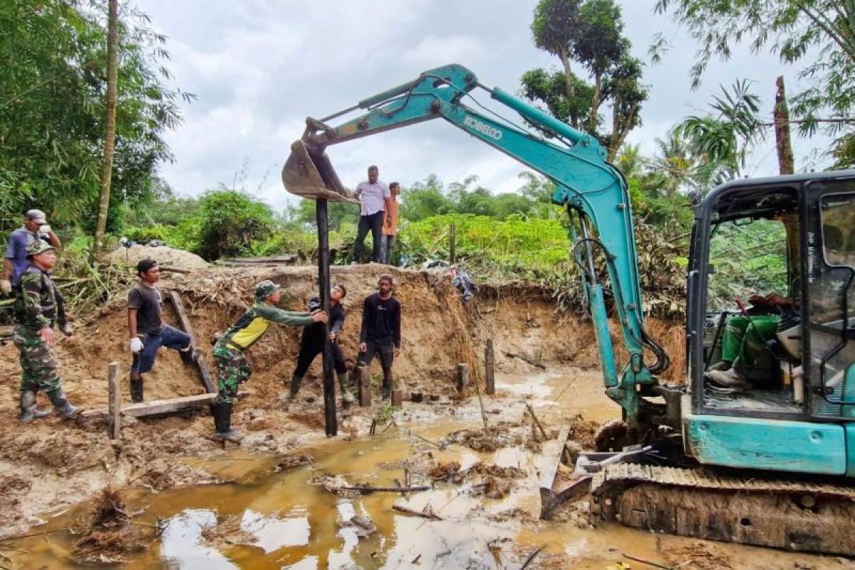 Satgas TMMD Ke 123 Kodim Tarakan dan Warga Pasang Tiang Pancang Jembatan