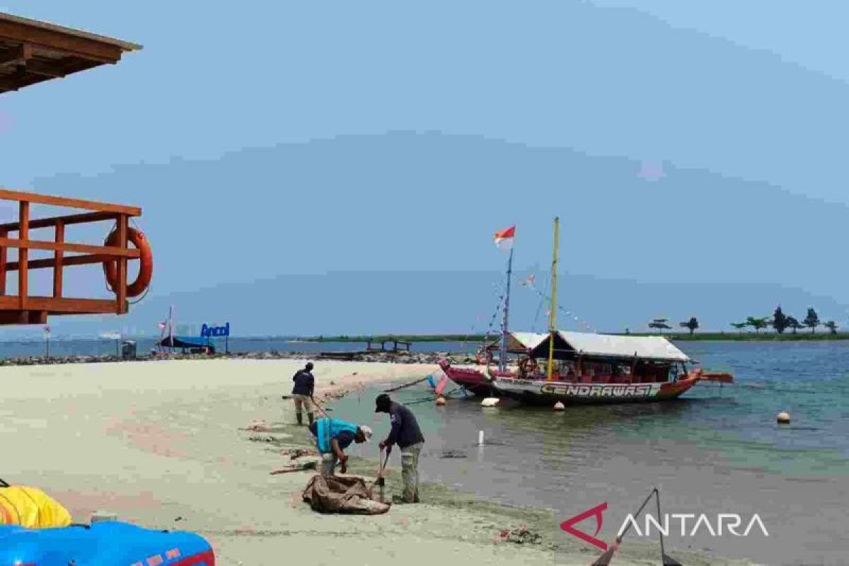 Ancol masih berupaya mengatasi kiriman sampah laut