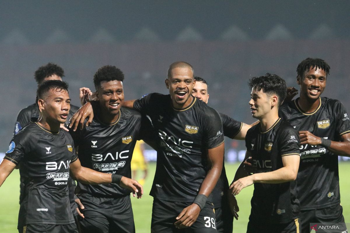 Quattrick Alex bawa Dewa United menang telak 6-0 atas Semen Padang