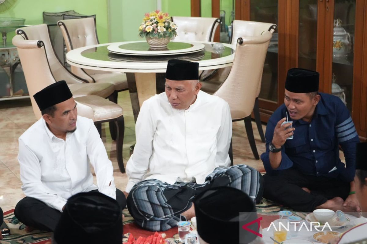 Gubernur Sumbar serahkan bantuan safari Ramadhan Rp70 juta di Solok